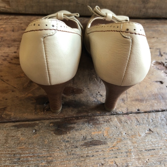 C. Banner Cream Leather Bow Heels 6 - Picture 4 of 7